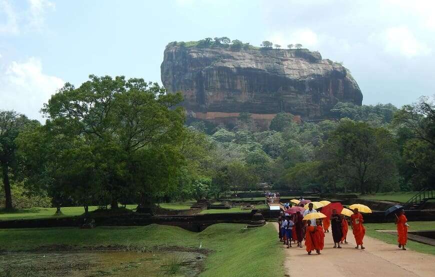 Round tour with Sri Lanka’s Top National Tour Guide: ELION GUNAWARDENA.